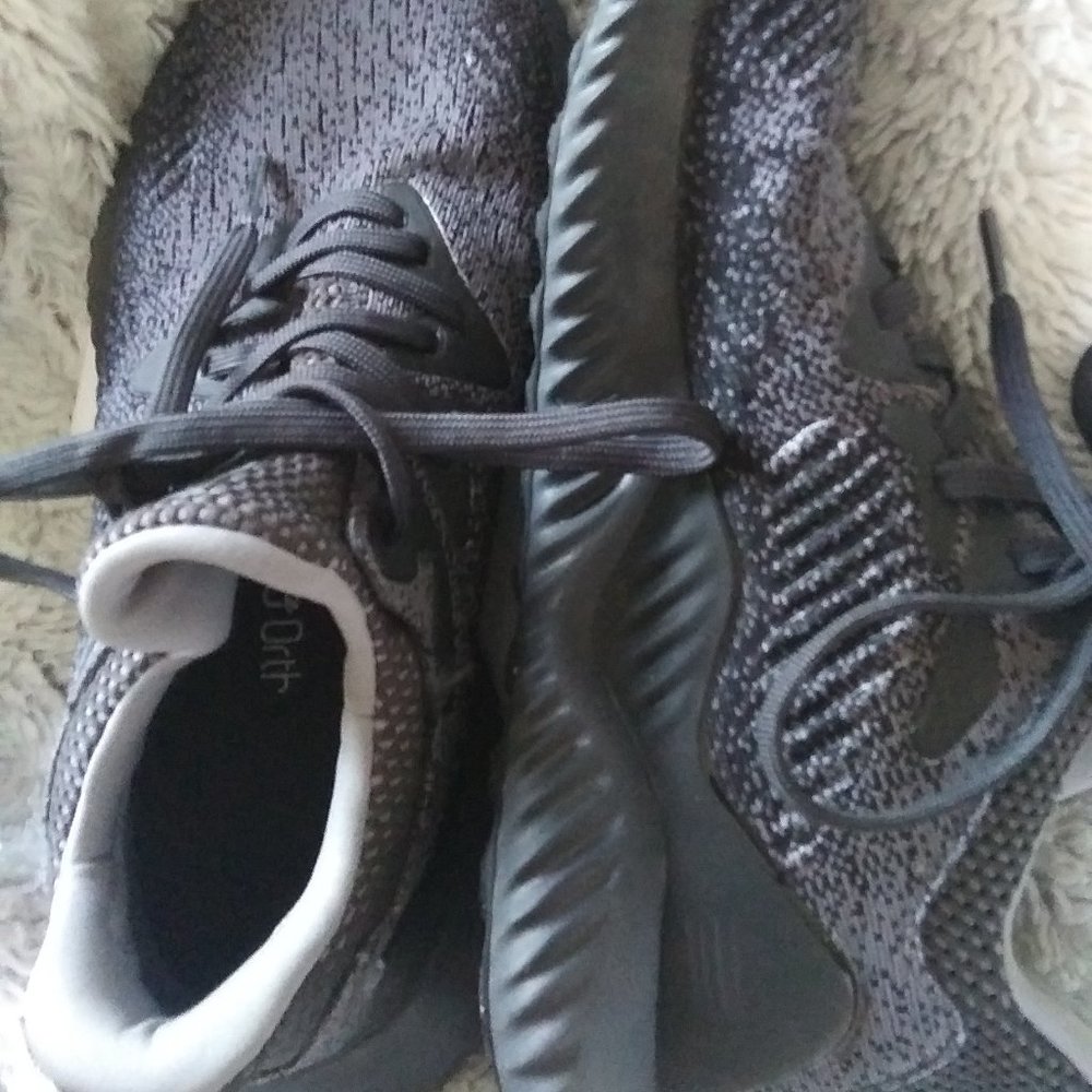 Gray tennis shoes